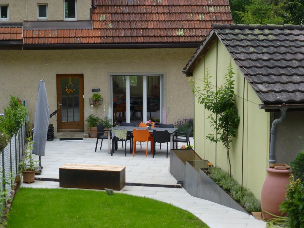 Sitzplatz mit Gartenplatten von Gartenbau Michi Matter, Kölliken Aargau