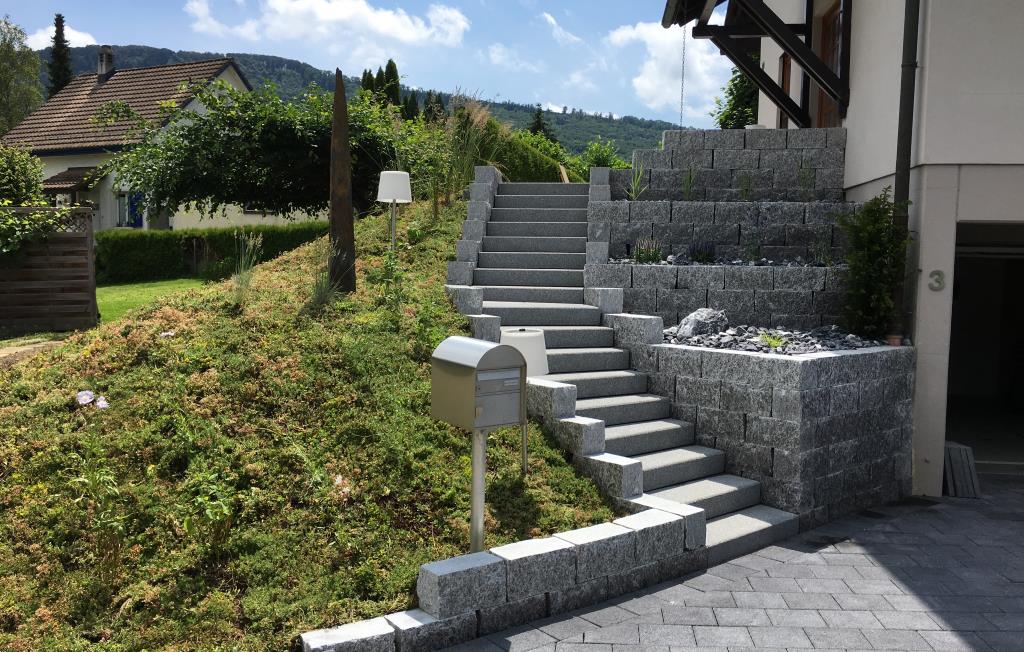 Treppe Granitumrandung, Naturstein von Gartenbau Michi Matter, Kölliken im Kanton Aargau