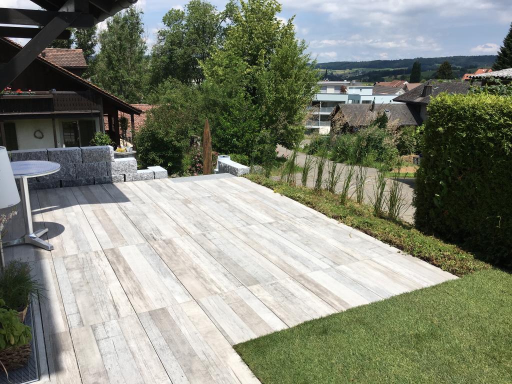 Gartensitzplatz mit Gartenplatten und Rasen von Gartenbau Michi Matter, Kölliken, Kanton Aargau
