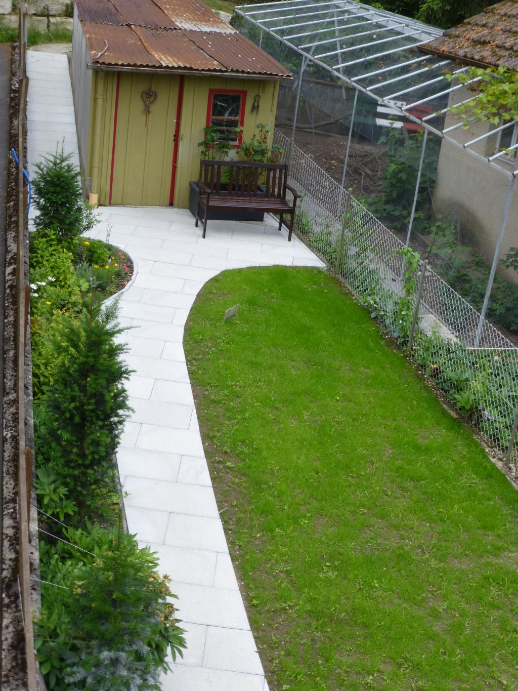 Gartengestaltung Gartenplatten und Rasen von Gartenbau Michi Matter, Kölliken Kanton Aargau