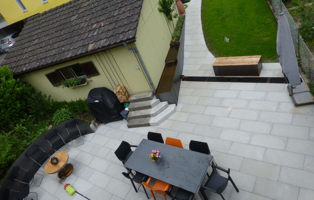 Gartengestaltung Sitzplatz mit Gartenplatten und Metallumrandung von Gartenbau Michi Matter, Kölliken Kanton Aargau